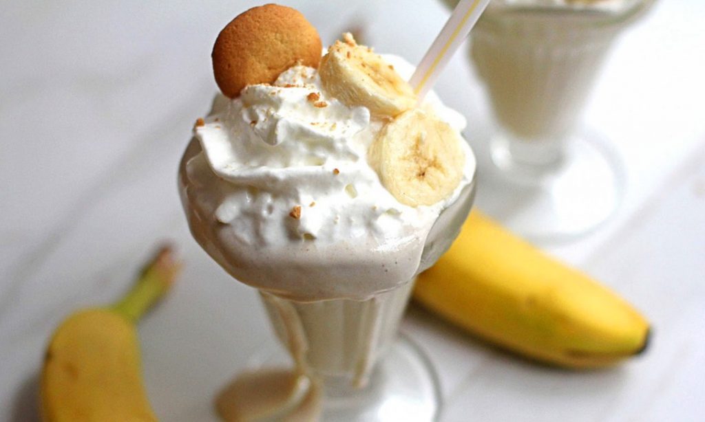 Молочный коктейль с бананом и мороженым